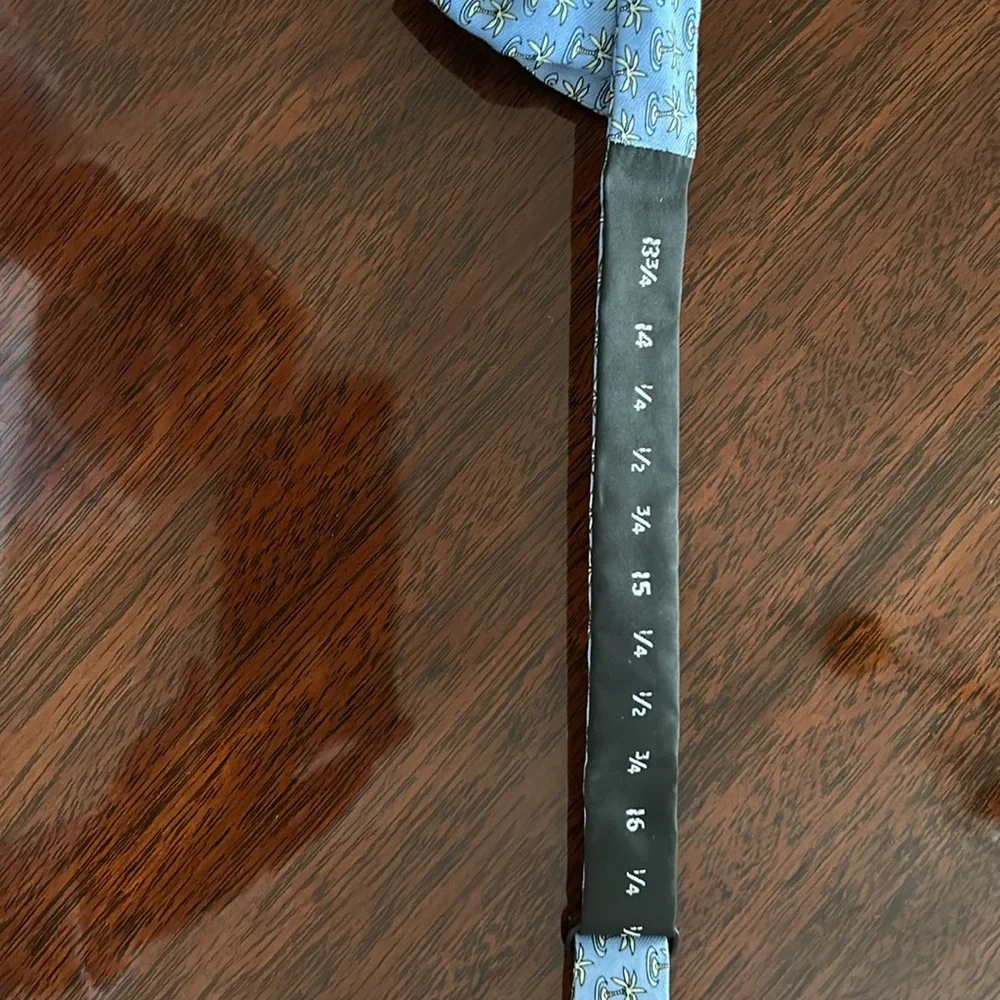 Vineyard vines boys bow tie. Adjustable size